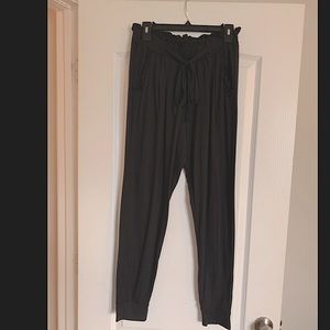 Black stretchy form-fitting skinny dress pant